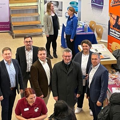 Auf dem Bild sind zwei Personen zu sehen auf einer Messe.