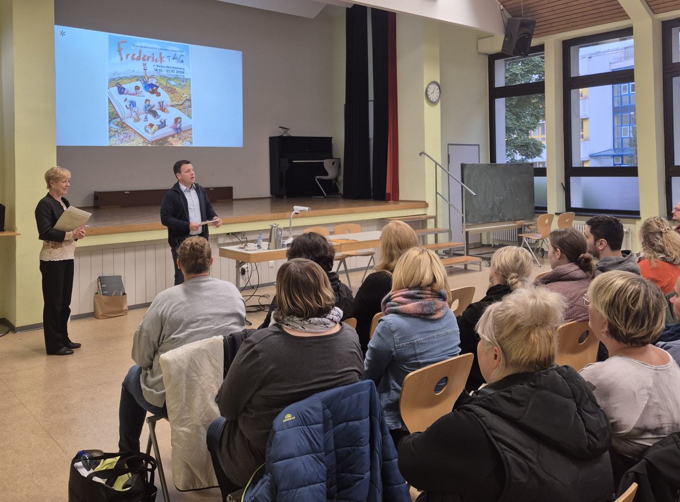 Zwei Personen die eine Präsentation vor einer Gruppe halten