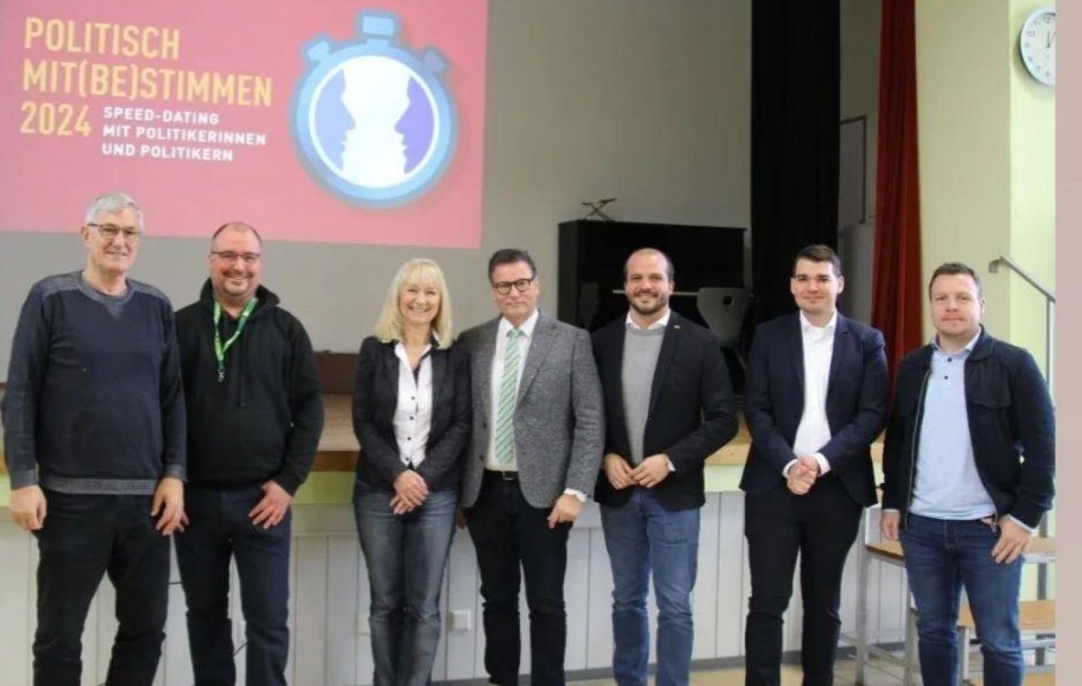Auf dem Bild sieht man sieben Personen die in die Kamera grinsen.