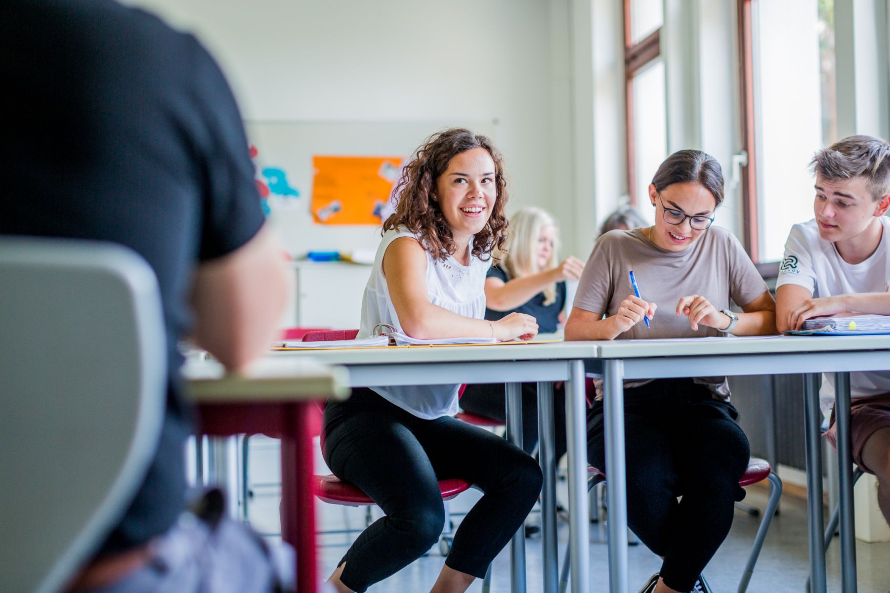 Auf dem Bild sieht man Schüler in einem Klassenzimmer.