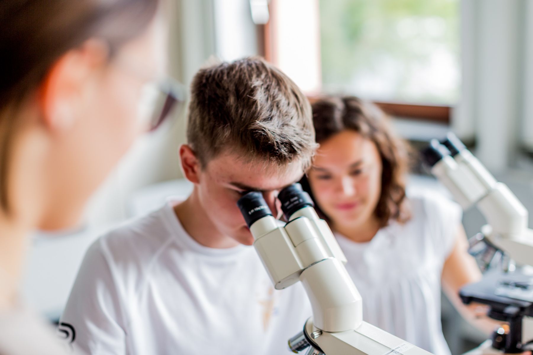 Schüler benutzt ein Mikroskop