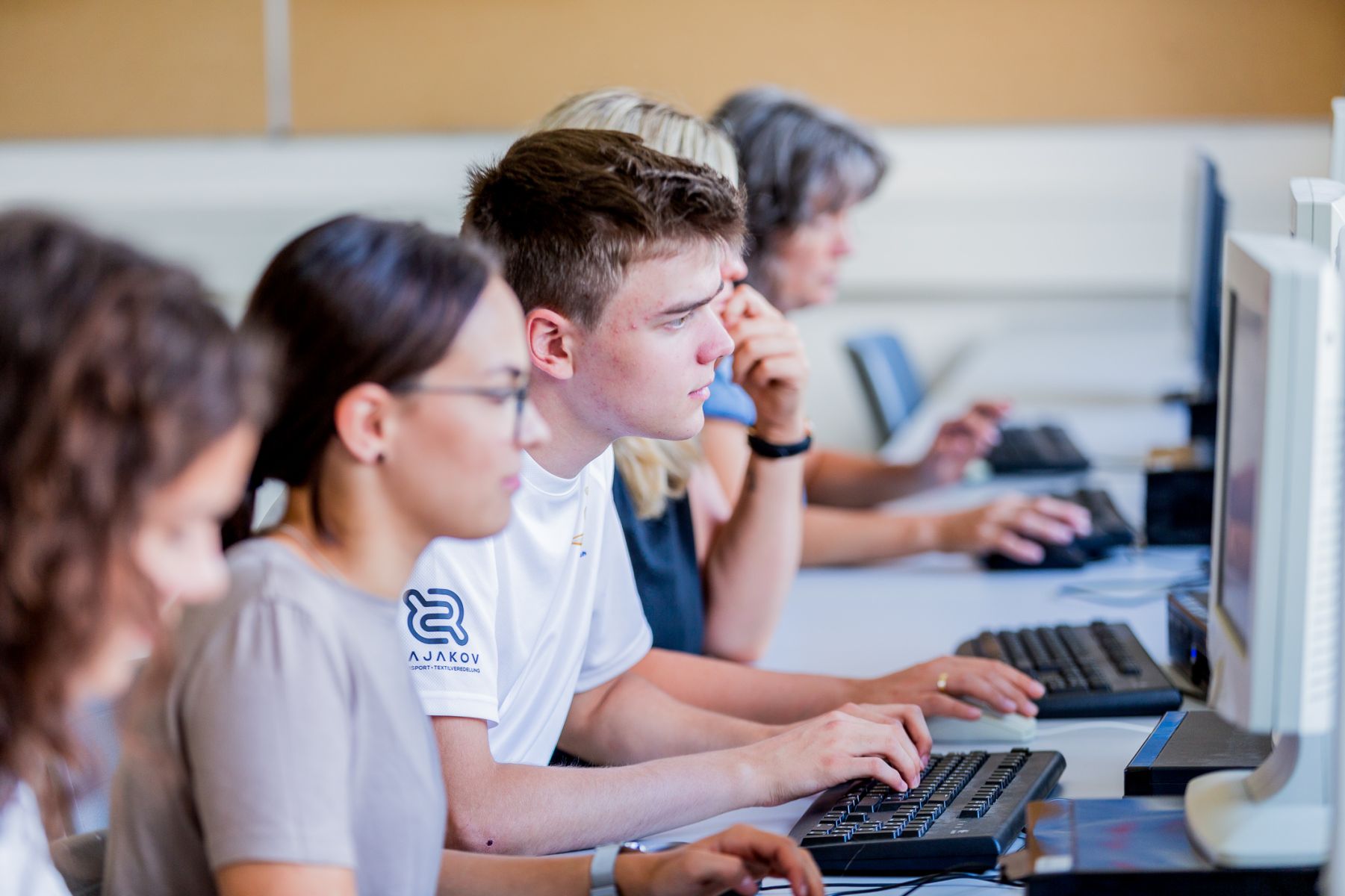 Mehrere Schüler benutzen jeweils einen Computer.