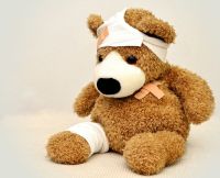 Auf dem Bild ist ein verletzter Teddybär drauf.