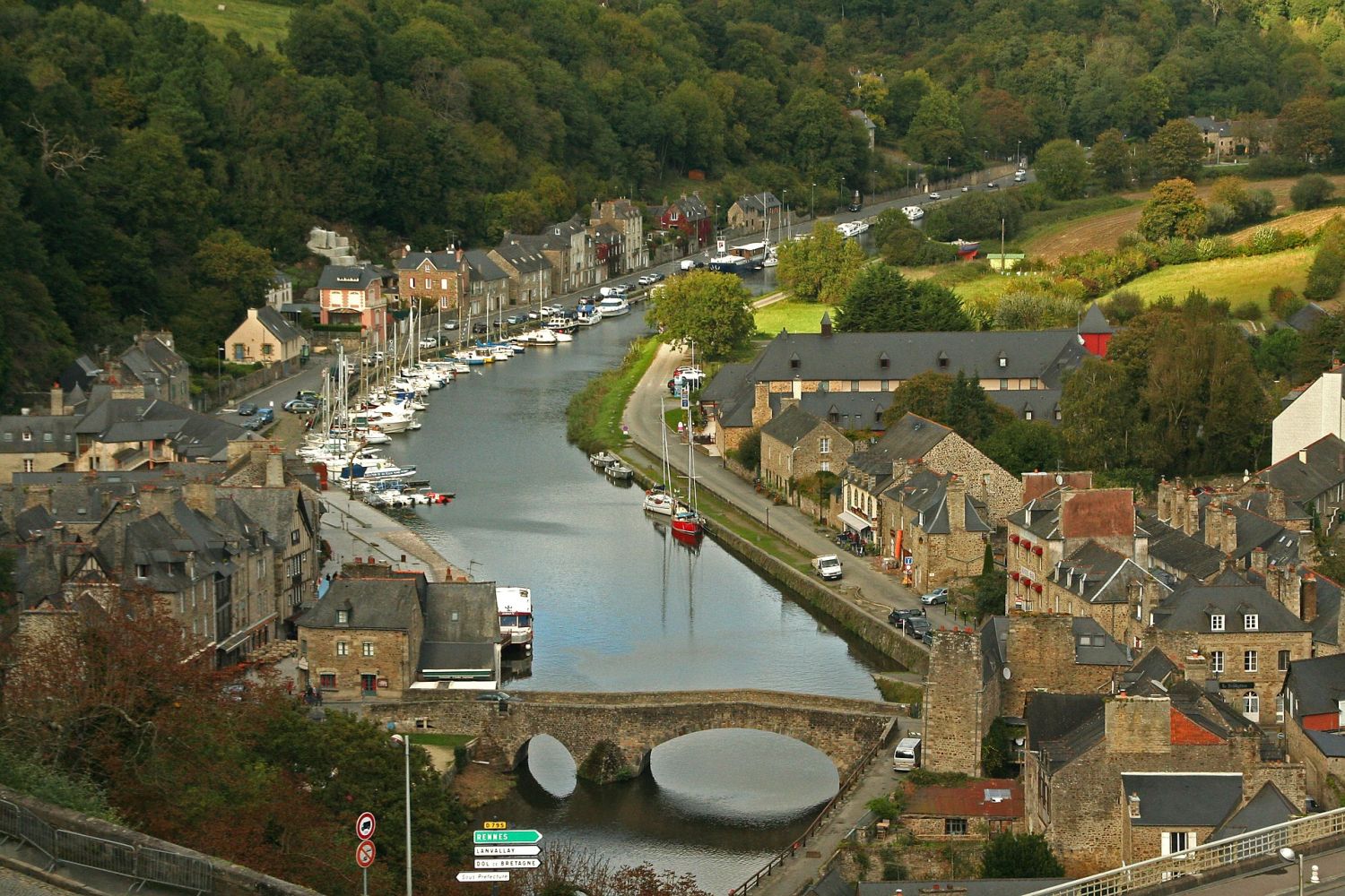 Auf dem Bild sieht man eine Landschaft mit Häusern und einem Fluss der die Stadt trennt.