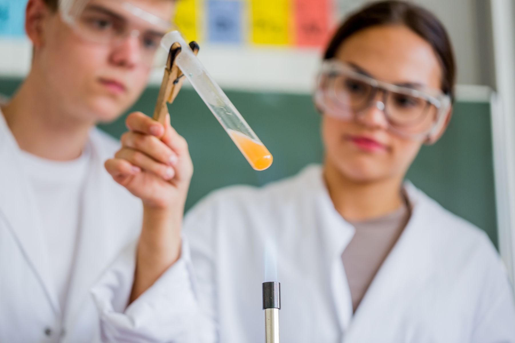 Schüler im Chemieunterricht