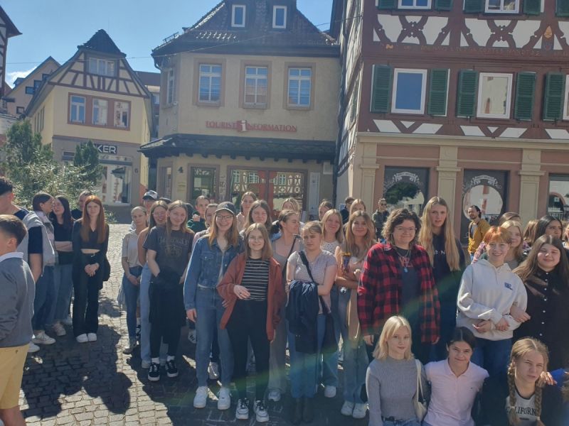 Auf dem Bild stehen viele Menschen in einer Gruppe