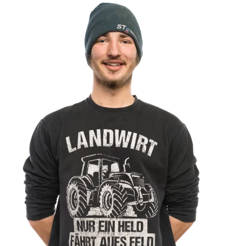 Ein Schüler der die Arme verschränkt.