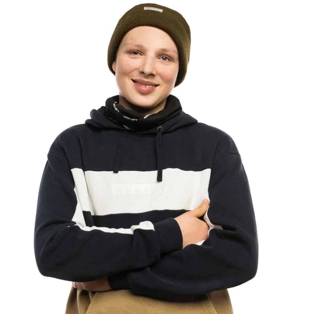 Eine Schüler der die Arme verschränkt.