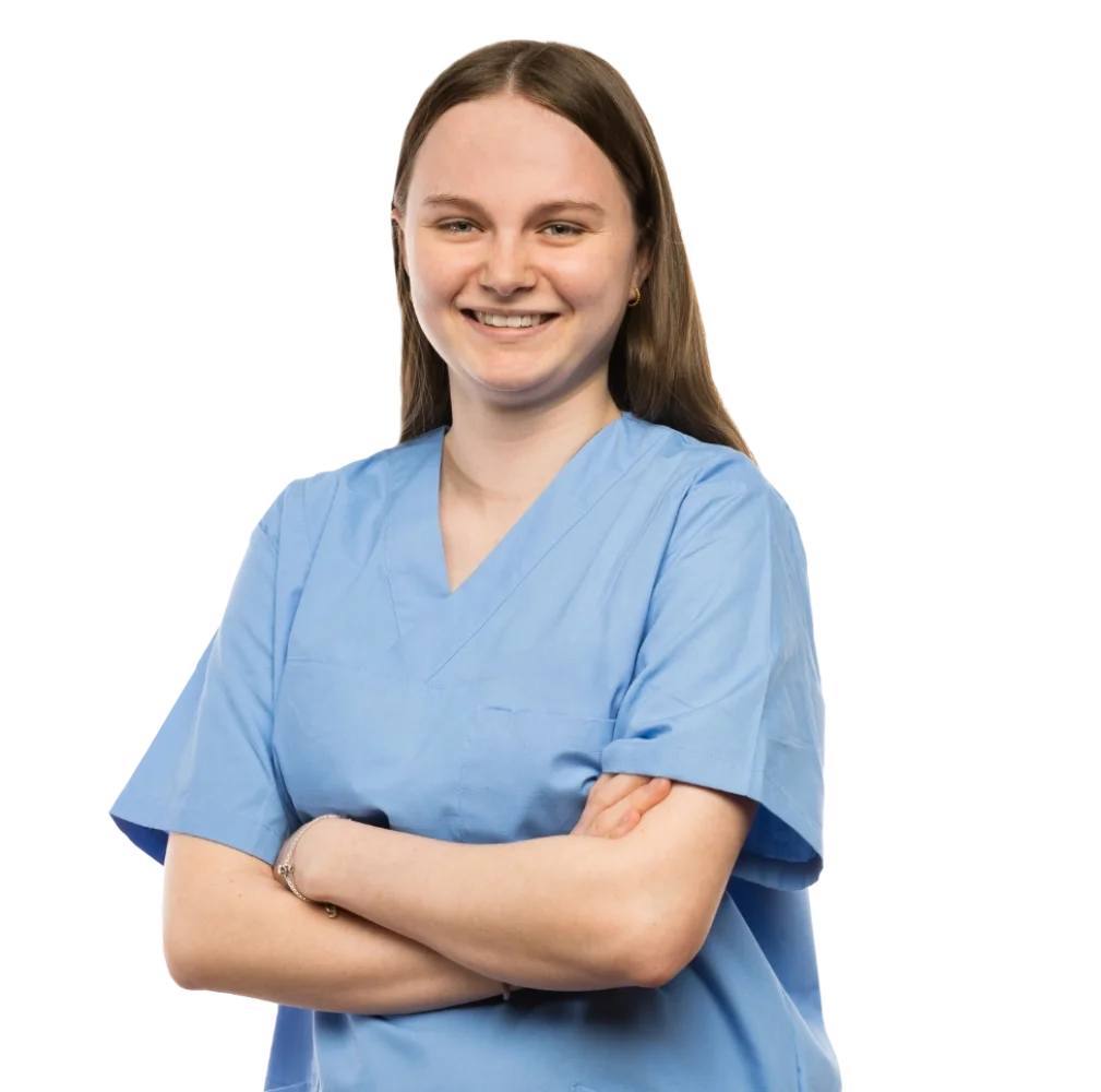 Eine Schülerin die die Arme verschränkt.