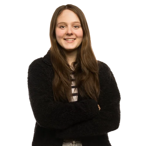 Eine Schülerin die die Arme verschränkt.