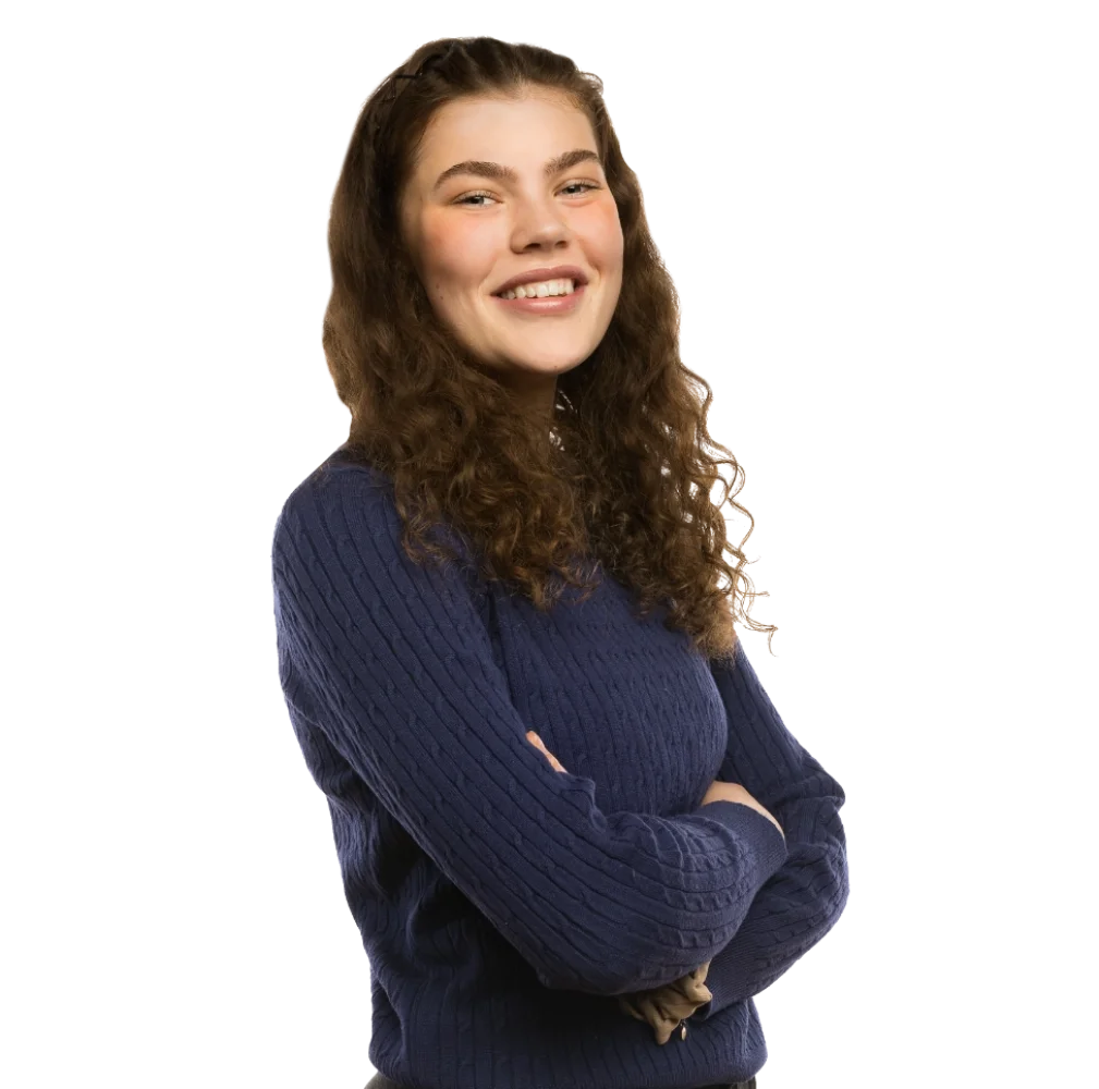 Eine Schülerin die die Arme verschränkt.