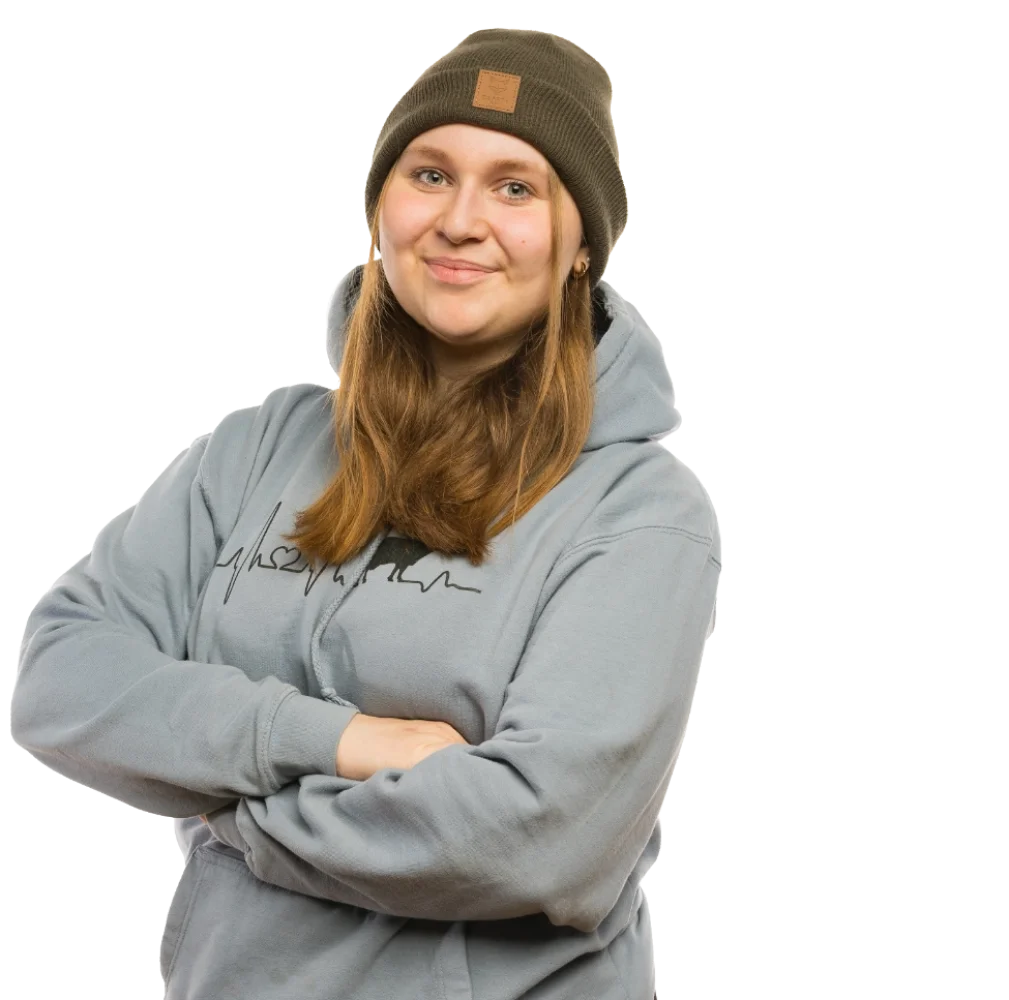 Eine Schülerin die die Arme verschränkt.