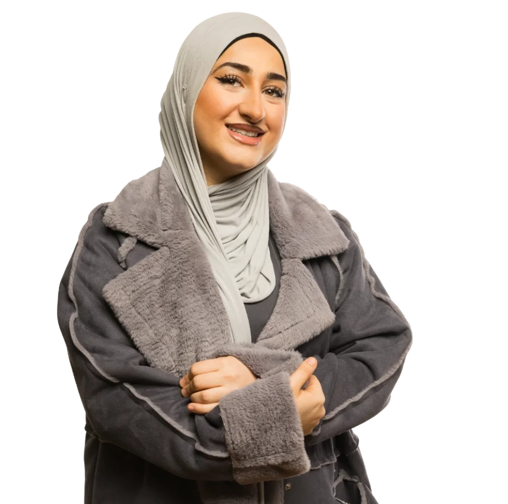 Eine Schülerin die die Arme verschränkt.