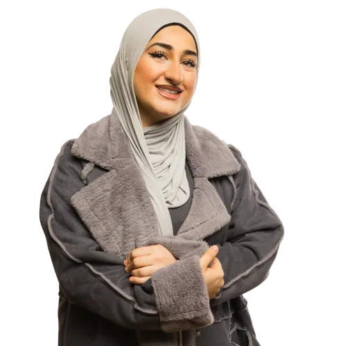 Eine Schülerin die die Arme verschränkt.