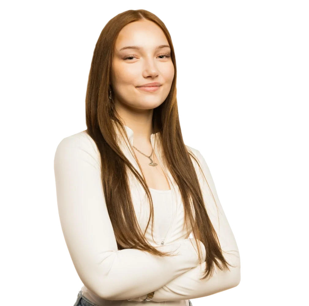 Eine Schülerin die die Arme verschränkt.