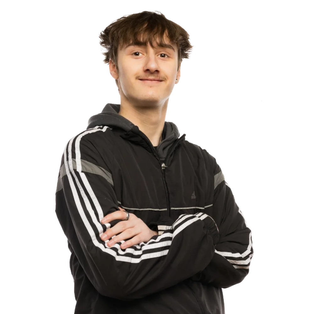 Ein Schüler der die Arme verschränkt.