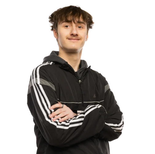 Ein Schüler der die Arme verschränkt.