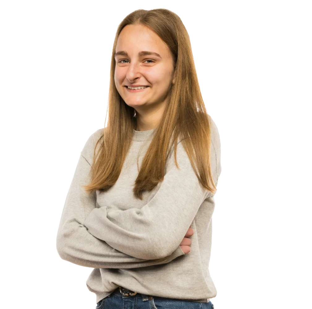 Eine Schülerin die die Arme verschränkt.