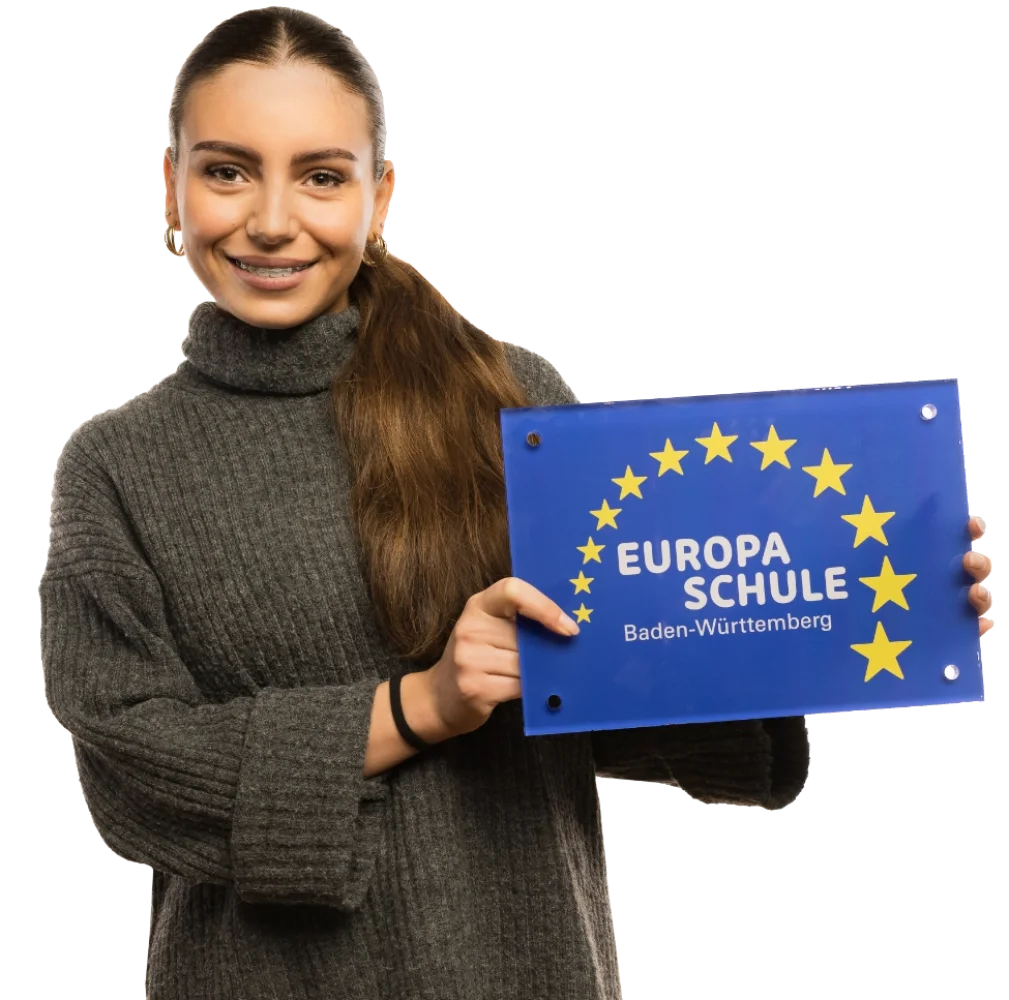 Eine Schülerin die ein Schild vor sich hält.