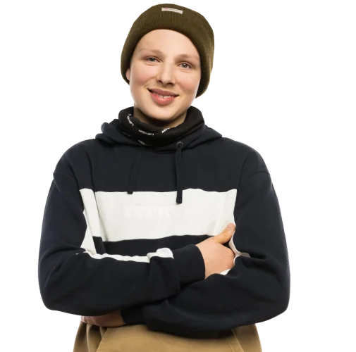 Eine Schüler der die Arme verschränkt.