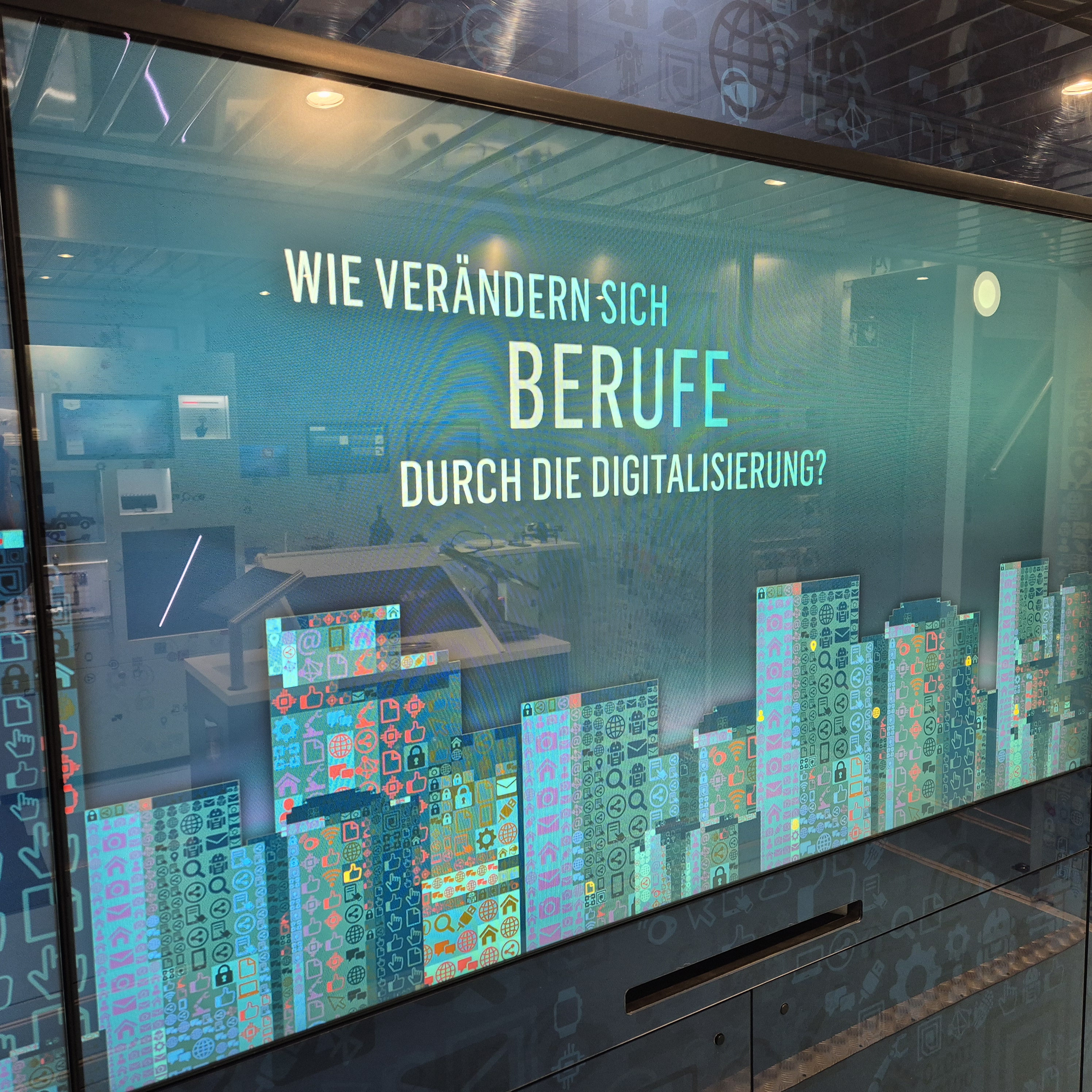 auf dem Bild ist ein Bildschirm abgebildet mit der Überschrift: Wie verändern sich Berufe durch die Digitalisierung?