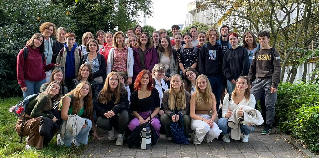 Auf dem Bild sieht man eine gruppe die Gruppenfoto macht.