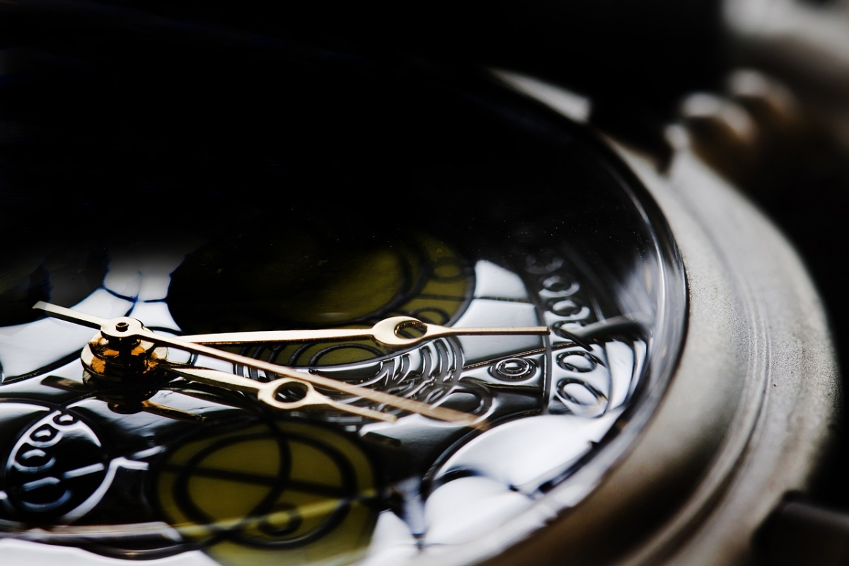 Auf dem Bild ist ein Uhr zu sehen