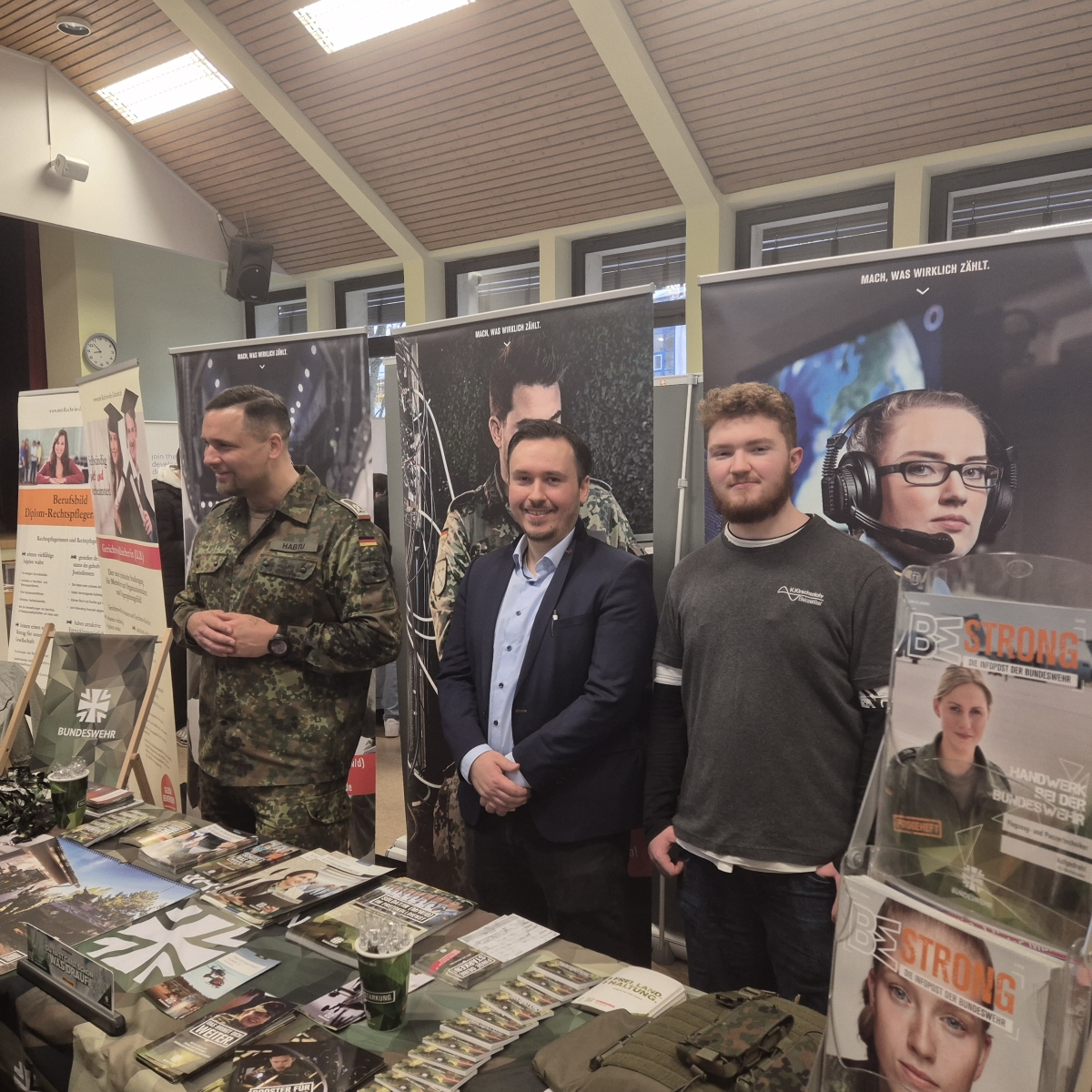 BO-Tag: Bundeswehrstand  in der Aulas der ABS