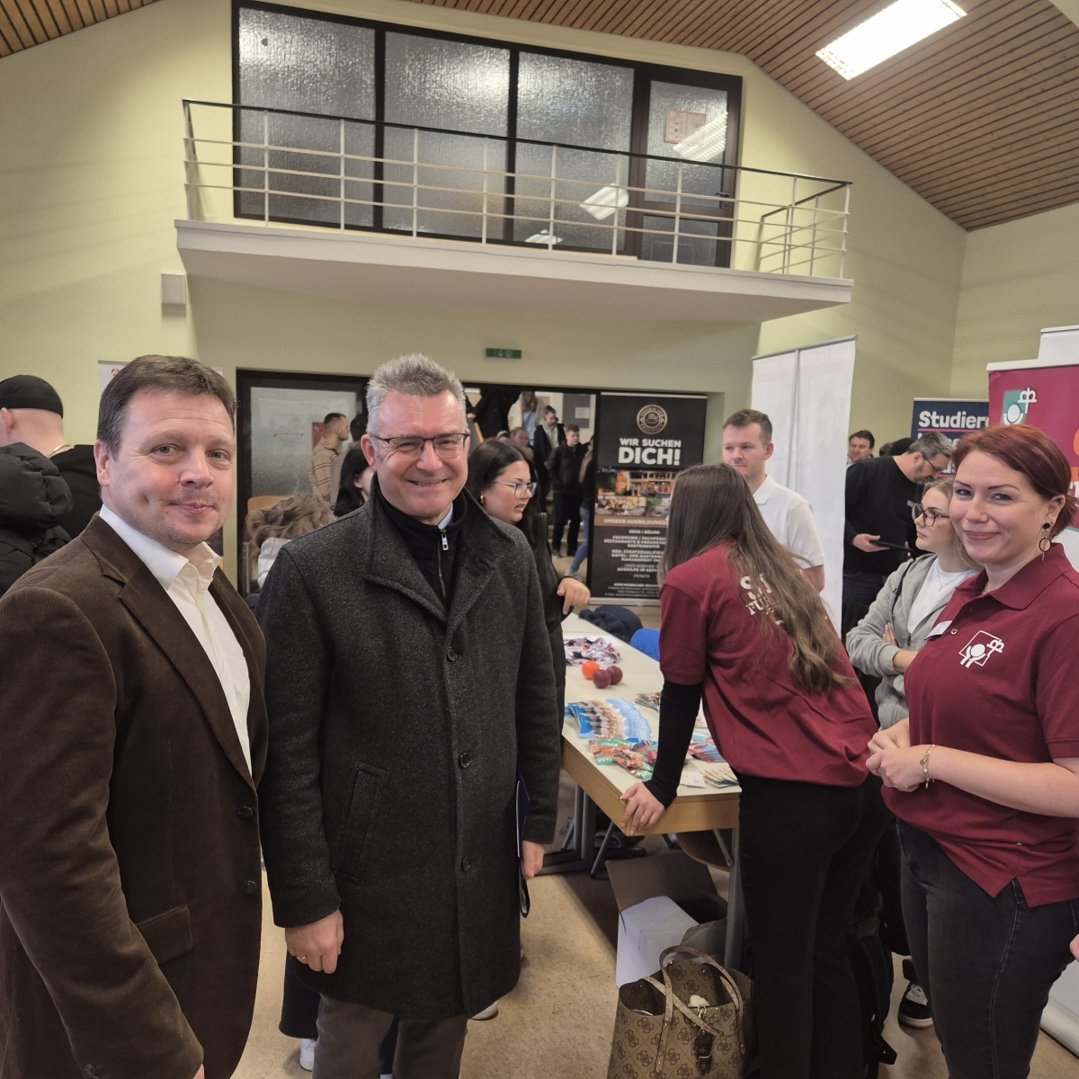 BO-Tag: Schulleiter der ABS und GSM an Infostand in der Aula